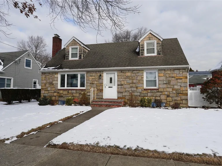 We Buy Houses in Hewlett for Cash